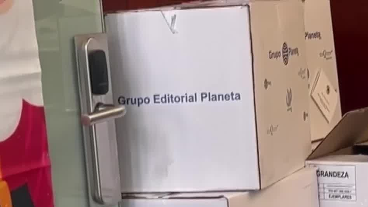 Senadores de Morena recibieron cajas del libro Grandeza, de AMLO, entregadas por Adán Augusto.
