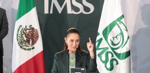 Claudia Sheinbaum hablando desde una tarima en el estado de Puebla.