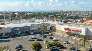 Sujetos armados invadieron un predio junto a un centro comercial en Tonalá.
