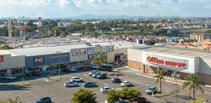 Sujetos armados invadieron un predio junto a un centro comercial en Tonalá.