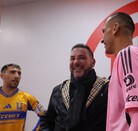 Fernando Gorriarán y Nahuel Guzmán saludando al 'Turco' Mohamed previo a su partido en fase regular del Apertura 2025.