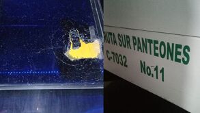 Camiones de ruta en Torreón vandalizados con cristales rotos.