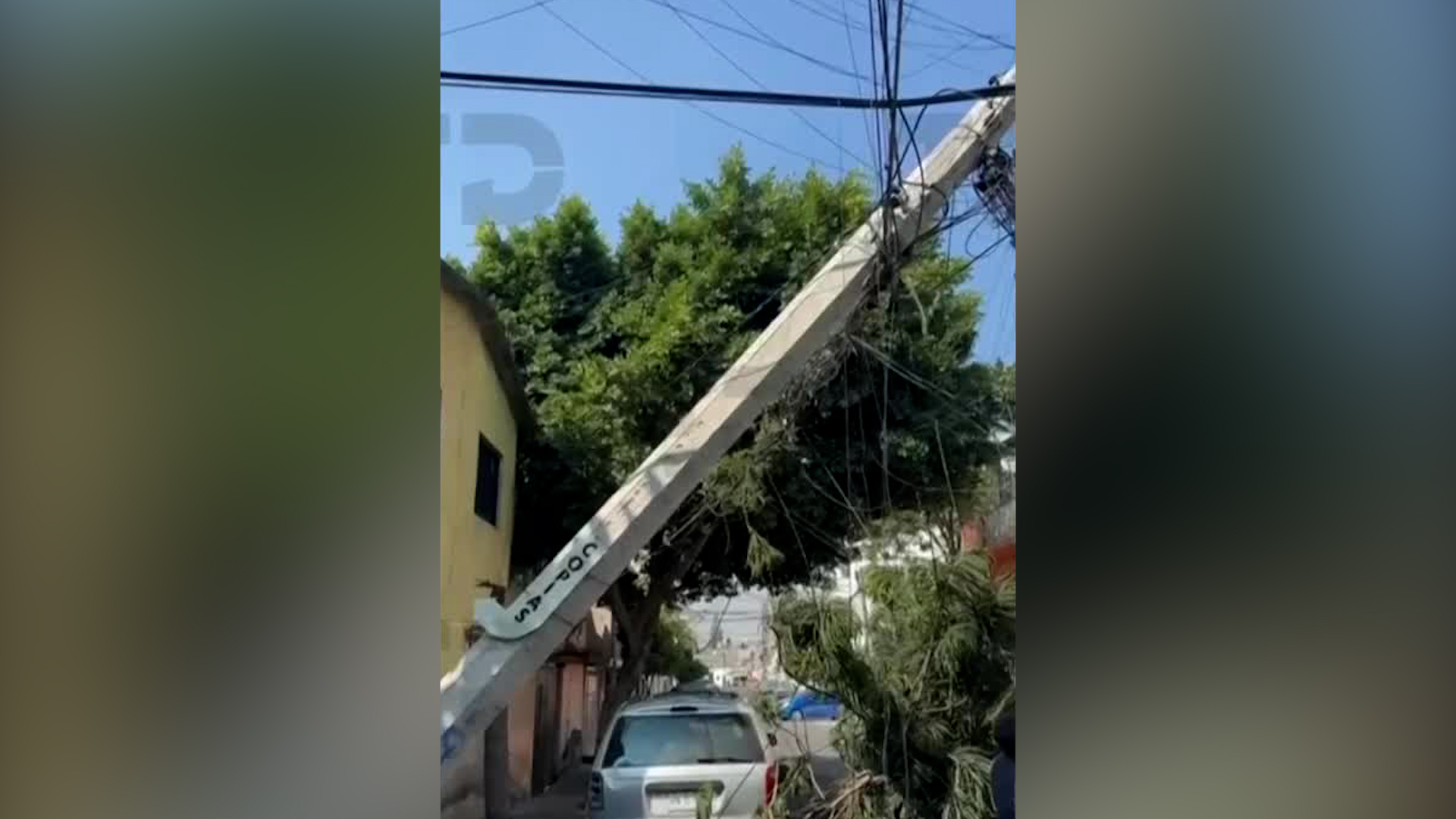El conductor de la unidad perdió el control de la misma ocasionando daños en propiedad ajena.