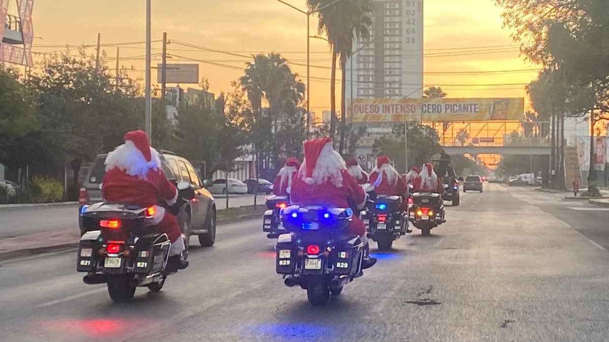 Recorrido de tránsitos de Monterrey vestidos de Santa Claus.