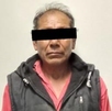 Hombre de edad adulta con una cinta negra sobre los ojos, en respeto a su presunción de inocencia.