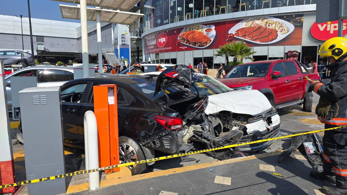 Fotos del siniestro vial registrado en vía Atlixcáyotl, a la altura de Plaza Vía San Ángel.