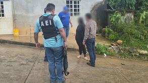 Grupo de personas reunidas afuera de una vivienda en el estado de Oaxaca.