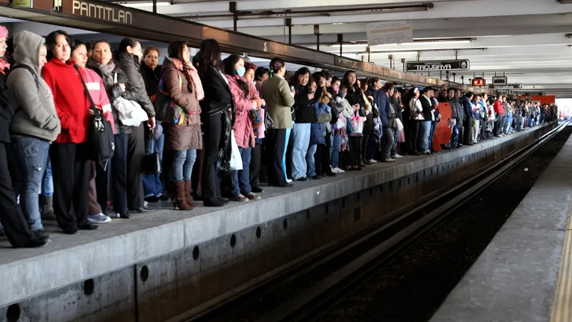 De acuerdo con el director del Metro de la Ciudad de México, una persona que portaba bolsas de gran volumen, perdió el control y cayó.