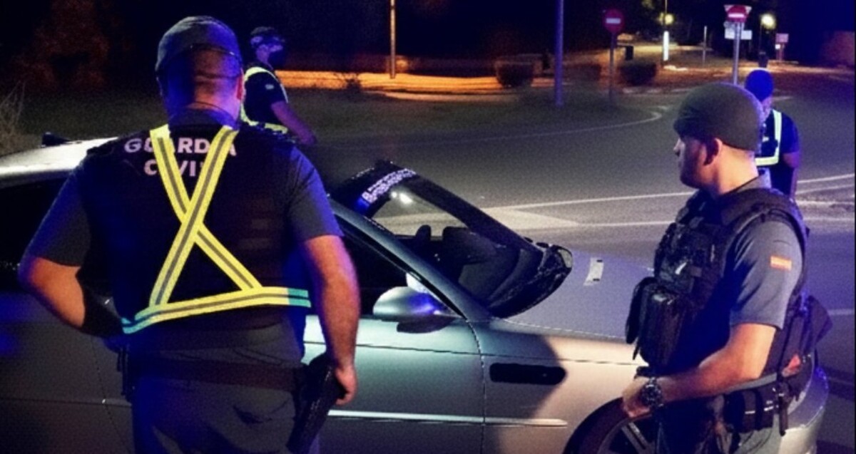 Agentes de la Policía Local de Llucmajor alrededor de un automóvil durante la noche en un control conjunto con policías de la Guardia Civil