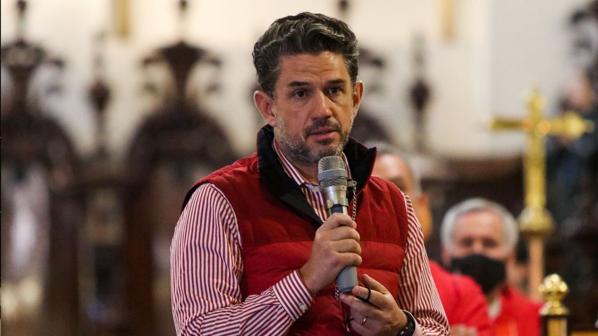 Alejandro Irarragorri dando un anuncio al público