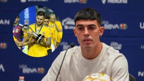 André-Pierre Gignac con el trofeo del Clausura 2019 y Juan Brunetta en el día de medios de Tigres.