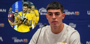 André-Pierre Gignac con el trofeo del Clausura 2019 y Juan Brunetta en el día de medios de Tigres.