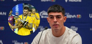 André-Pierre Gignac con el trofeo del Clausura 2019 y Juan Brunetta en el día de medios de Tigres.