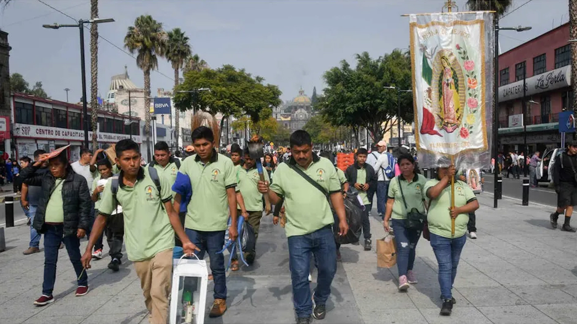 Miles de personas de varias partes de la republica mexicana se dan cita en este recinto para cumplir mandas o agradecer a la Virgen de Guadalupe.