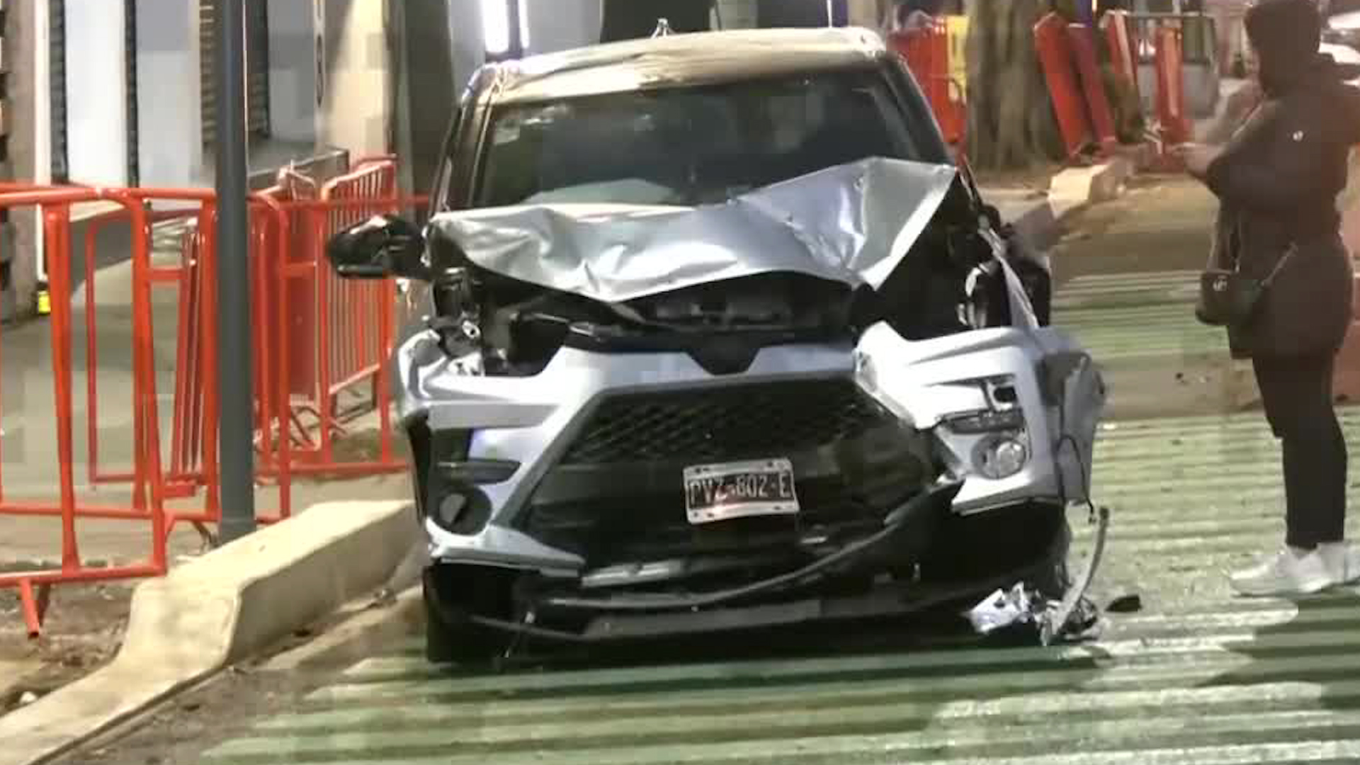 El accidente vial y la presencia de peregrinos en este punto de la alcaldía Benito Juárez provocó un caos vehicular.