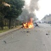 Auto incendiado sobre la carretera México-Toluca.