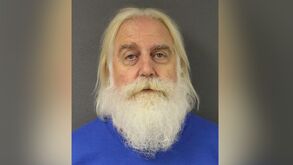 En imagen Mark Paulino, arrestado en Nueva Jersey, con una playera color azul rey.