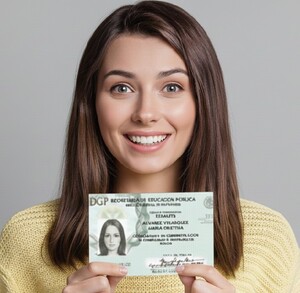 Se observa un fondo gris, una muchacha sonriendo y trae en sus manos una credencial.