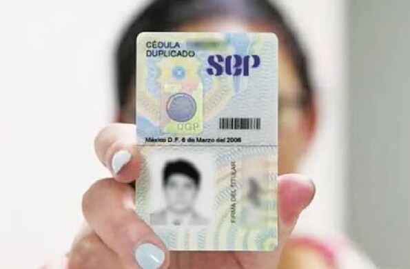 La cédula profesional básicamente es el documento que autoriza a la persona a ejercer su profesión en cualquier ámbito.