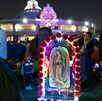 personas con una imagen de la virgen de guadalupe en al basílica de cdmx