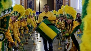 personas caracterizadas con ropa de danzante lagunero dentro de una iglesia