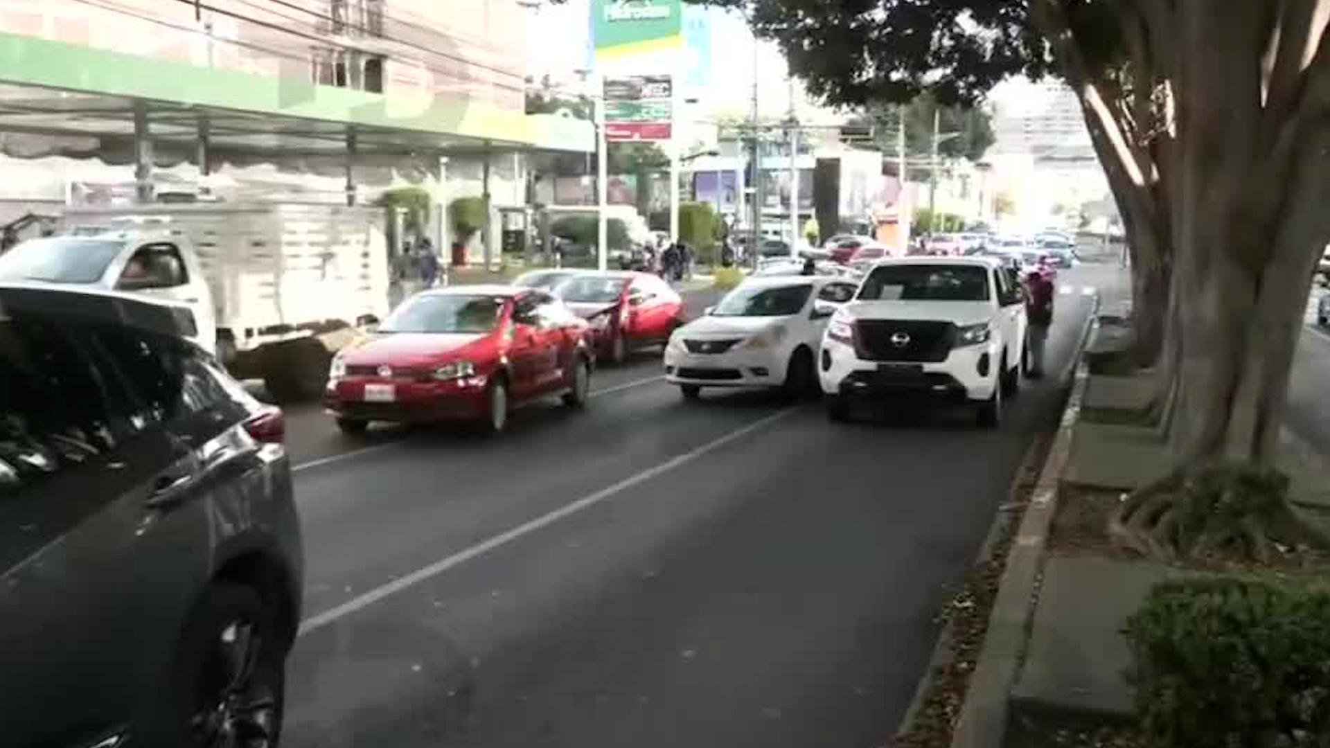 A través de redes sociales automovilistas dieron cuenta de un embotellamiento cerca de Avenida Universidad.