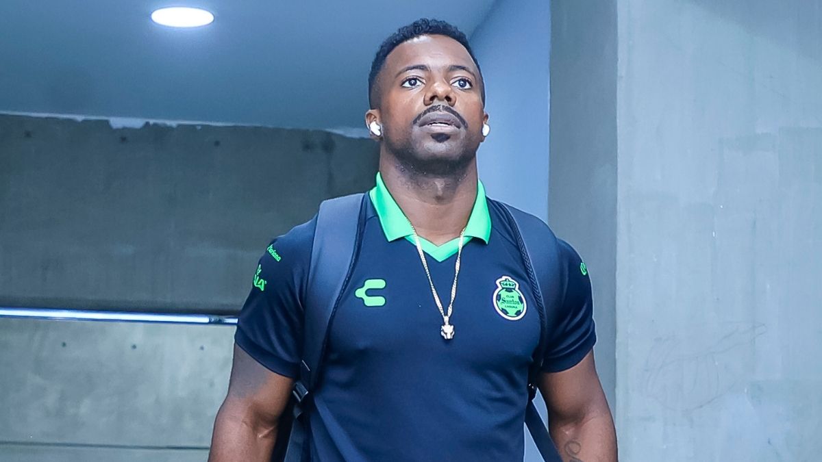 Cristian Dájome con ropa de Santos