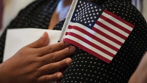Mujer de piel morena sosteniendo una bandera de los Estados Unidos