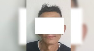 Ladrón identificado como José ‘N’ viendo de frente con los ojos y parte de la cara censurada vistiendo una playera negra frente a una pared blanca