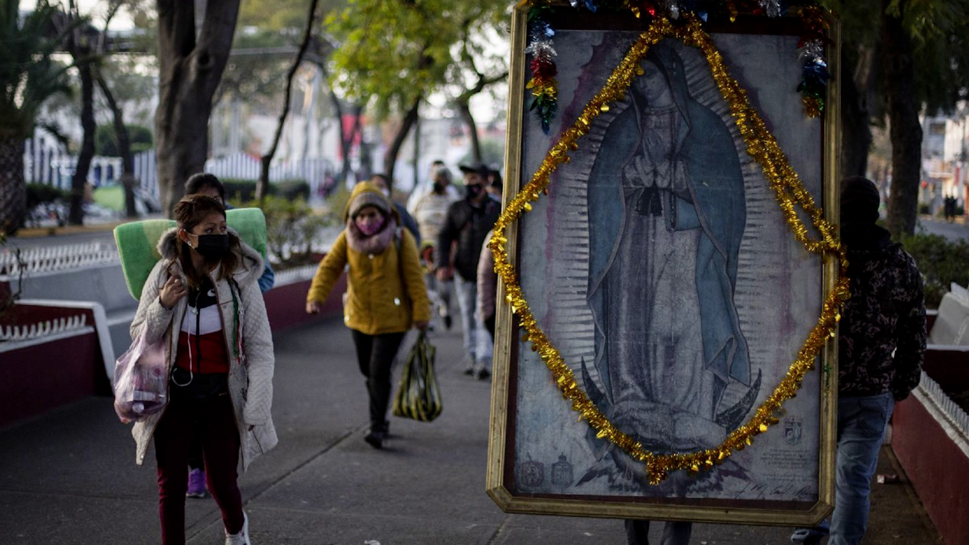 Cientos de familias de municipios de el Estado de México y otros estados del país transitan a través de Ecatepec para llegar a la Basílica.