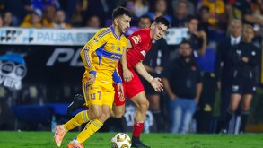 Tigres vs Toluca en la final de ida del Apertura 2025.