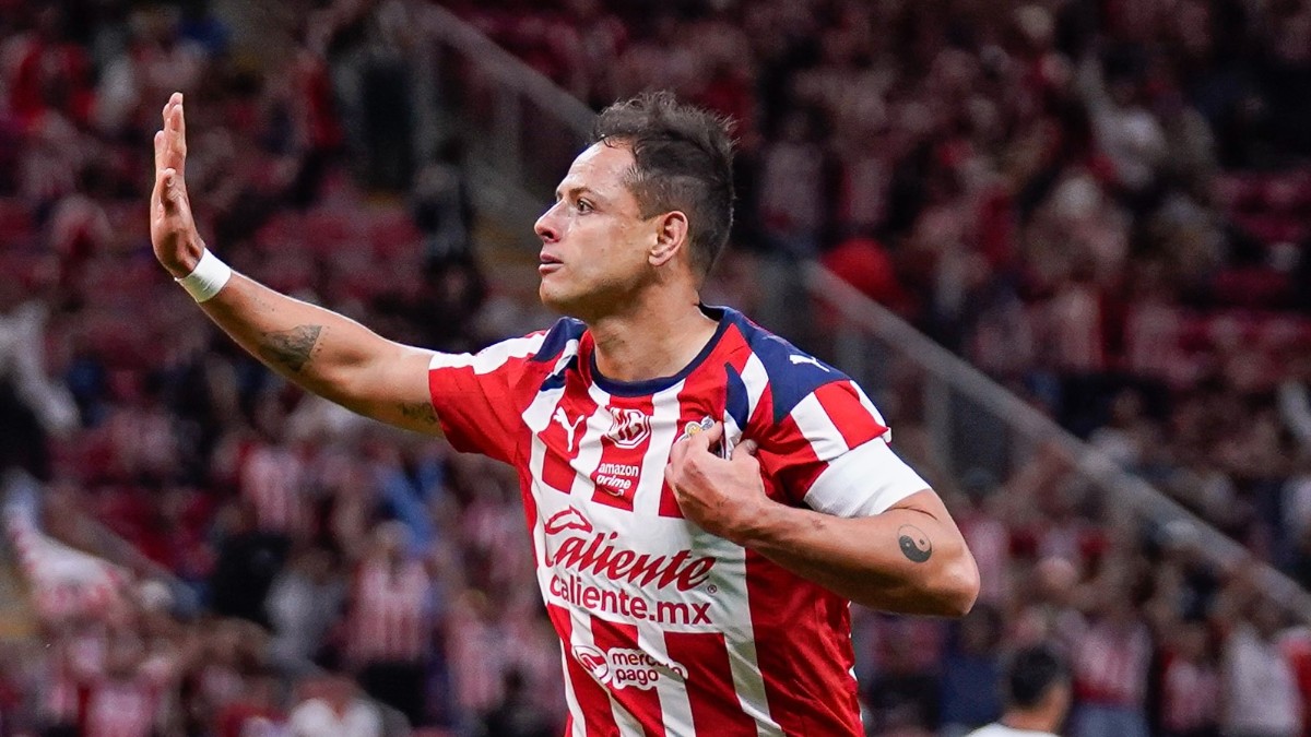 Javier Hernández celebrando su gol ante Rayados en la última jornada del Apertura 2017.