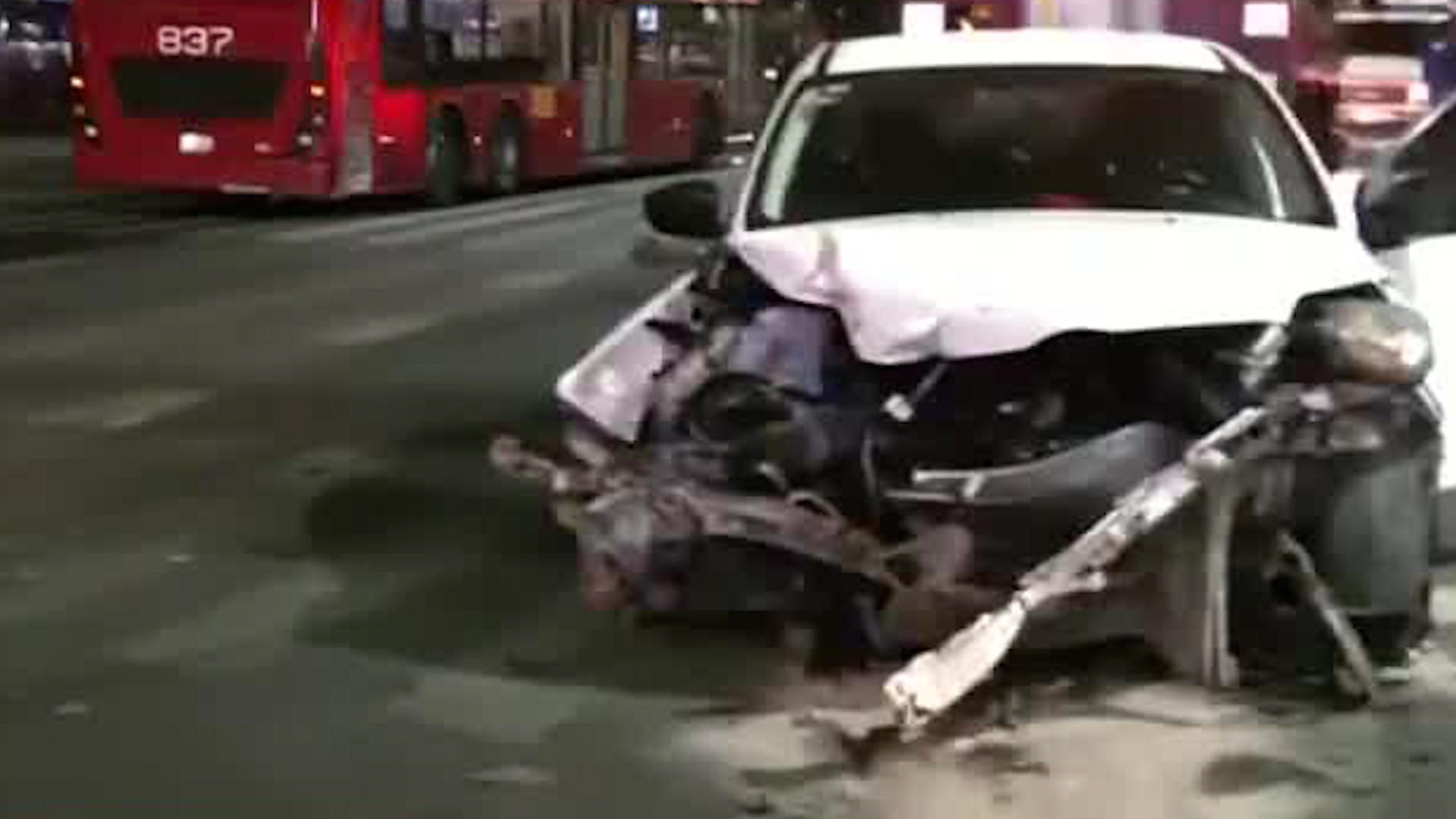 Personal del Heroico Cuerpo de Bomberos trabajan en la zona para retirar la unidad y evitar riesgos en la vialidad.