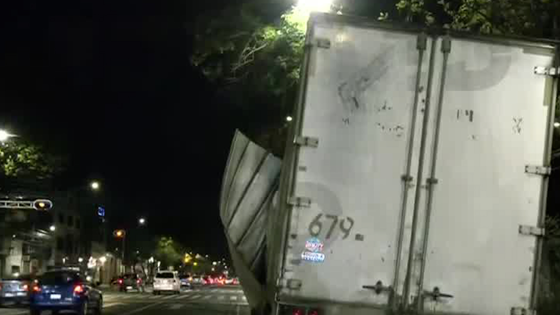 El conductor, que presuntamente conducía a exceso de velocidad, provocó un accidente sobre Eje 2 Norte. Tome sus precauciones.