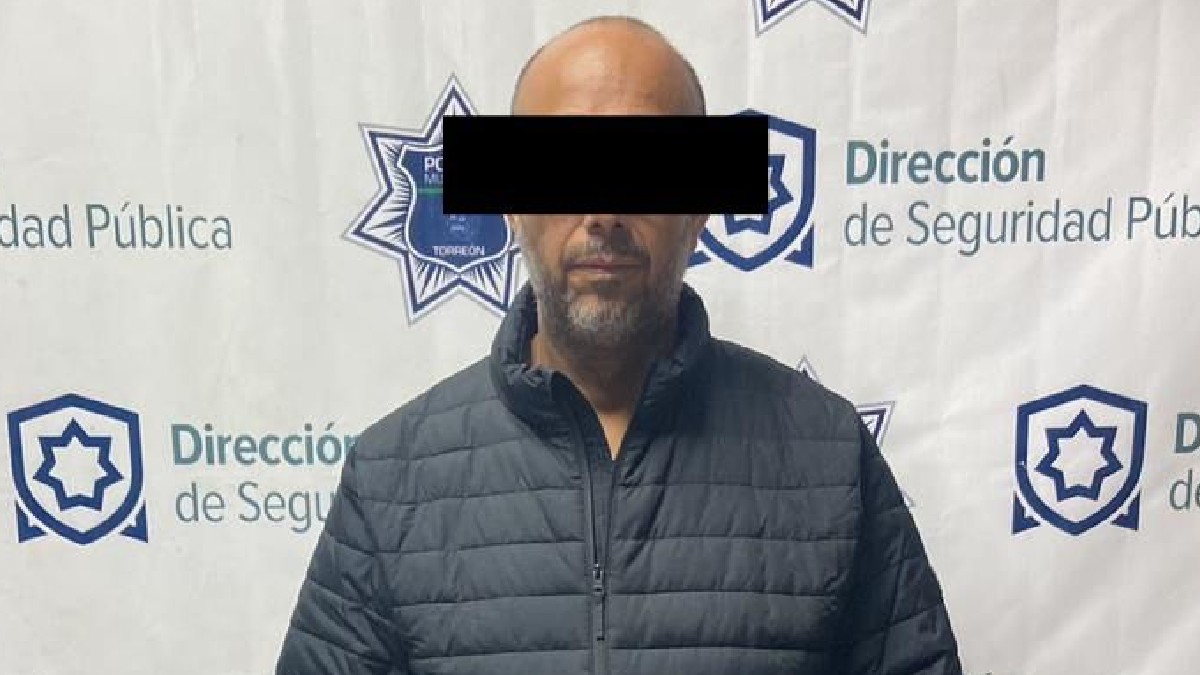 Hombre calvo con la cara censurada y chamarra negra
