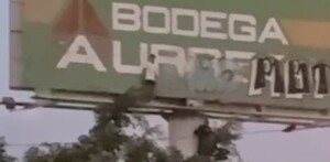 Espectacular de Bodega Aurrera y un hombre junto a él