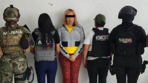 Mujer detenida por su presunto vículo con el ataque al Bar La Coss en Puebla.