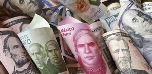 Dólares y pesos mexicanos.