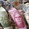 Dólares y pesos mexicanos.