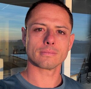Chicharito llorando tras el anuncio de su salida de Chivas