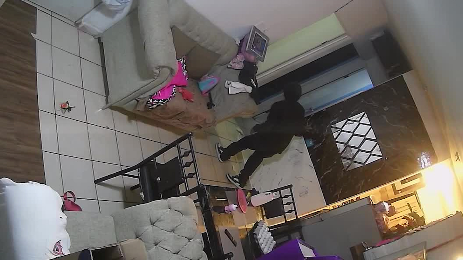 De acuerdo con los videos captados, el sujeto desconectó las cámaras exteriores, pero el robo quedó grabado por dispositivos internos, el amante de lo ajeno no