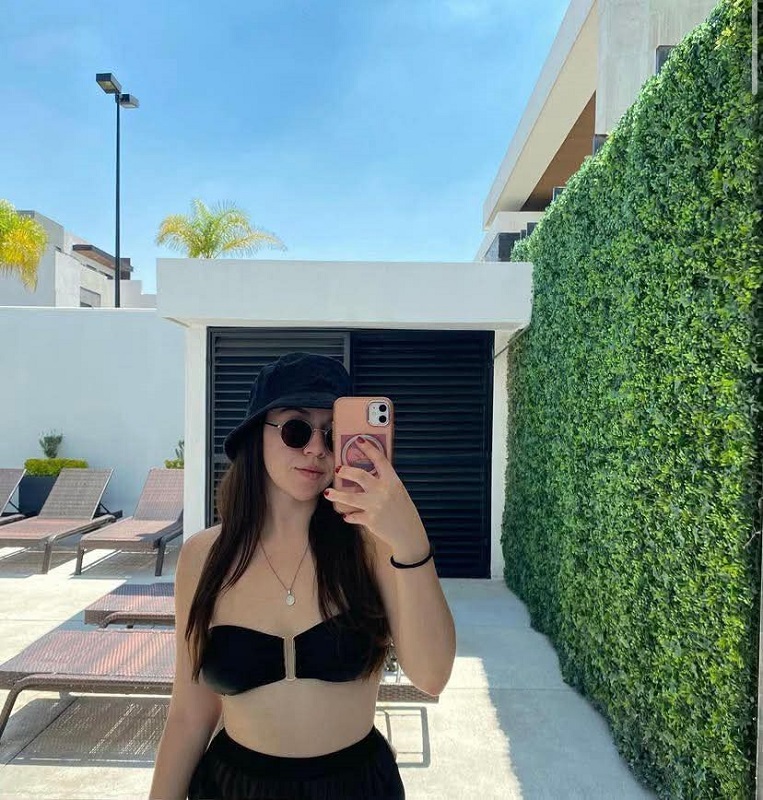 Mujer en bikini frente a un espejo.