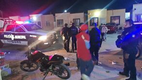 Menores siendo revisados por elementos de seguridad de la ciudad de San Pedro, Coahuila.