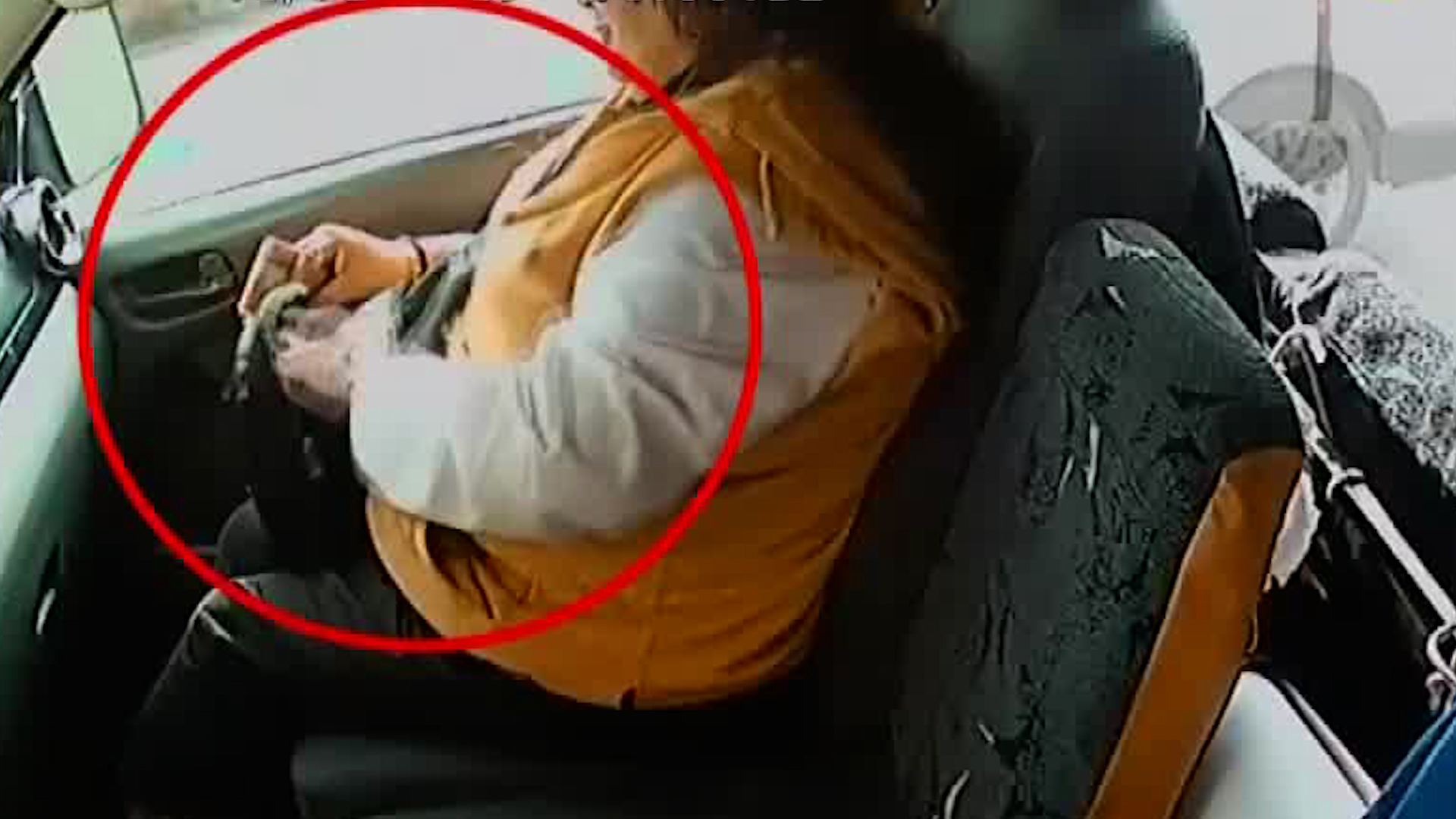 En el video se observa a la mujer tomando billetes y escondiéndolos en su bolsa mientras el chofer descendió del vehículo.