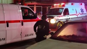 Dos ambulancias al exterior de un domicilio en una colonia de Xalapa, Veracruz.