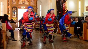 Danzantes llegando a la Parroquia de Nuestra Señora de Guadalupe en Torreón.