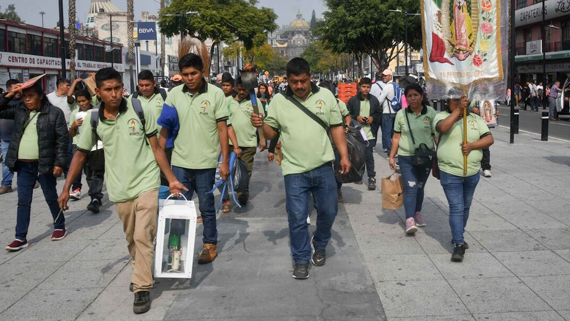 Peregrinos provenientes del oriente de la capital caminan largos trayectos para visitar a la Virgen de Guadalupe.