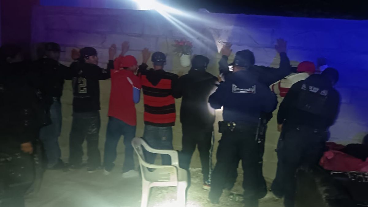 menores siendo arrestados por elementos de la policía en San Pedro Coahuila.