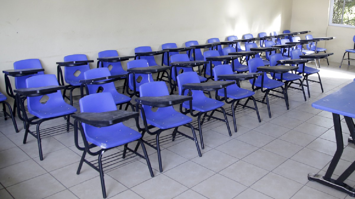 Salón de clases con sillas en color azul