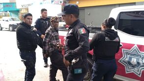 Hombre en San Pedro, Coahuila siendo inspeccionado por elementos de seguridad tras ser arrestado por amenazas con arma blanca.